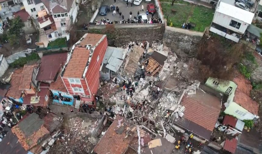 Fatih’te çöken binalardan enkazdaki 9 kişinin 7'si kurtarıldı