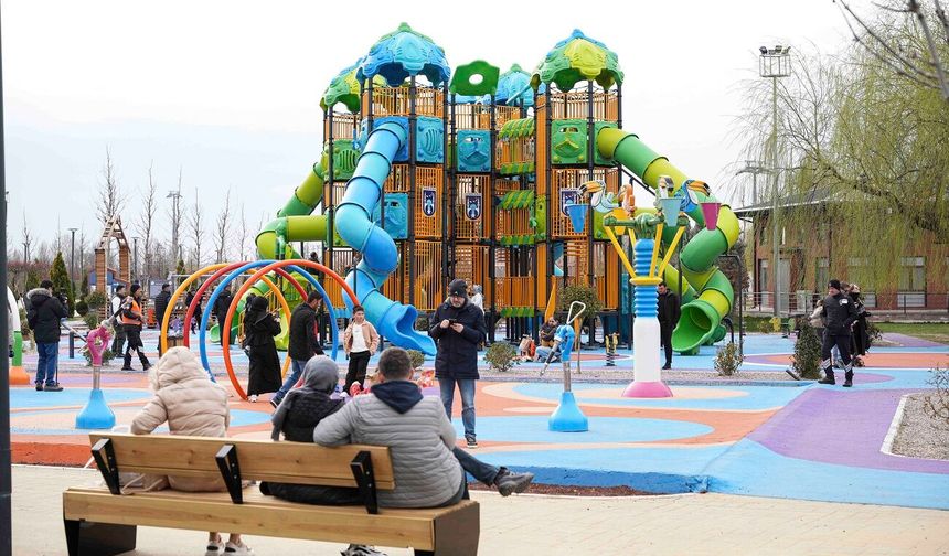 Ankara'da parkları ziyaretçi akınına uğradı