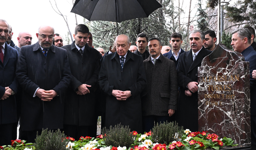 Devlet Bahçeli, Alparslan Türkeş'in kabrini ziyaret etti