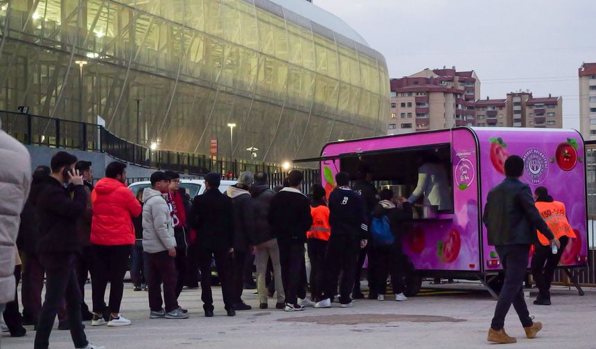 Eryaman Stadyumu önünde taraftarlara çorba ikramı