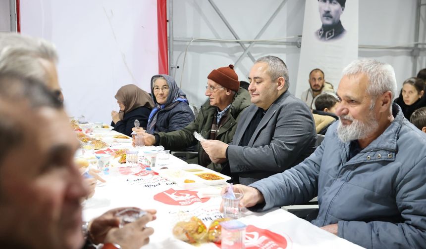 Başkan Özarslan iftar çadırında vatandaşlarla buluştu