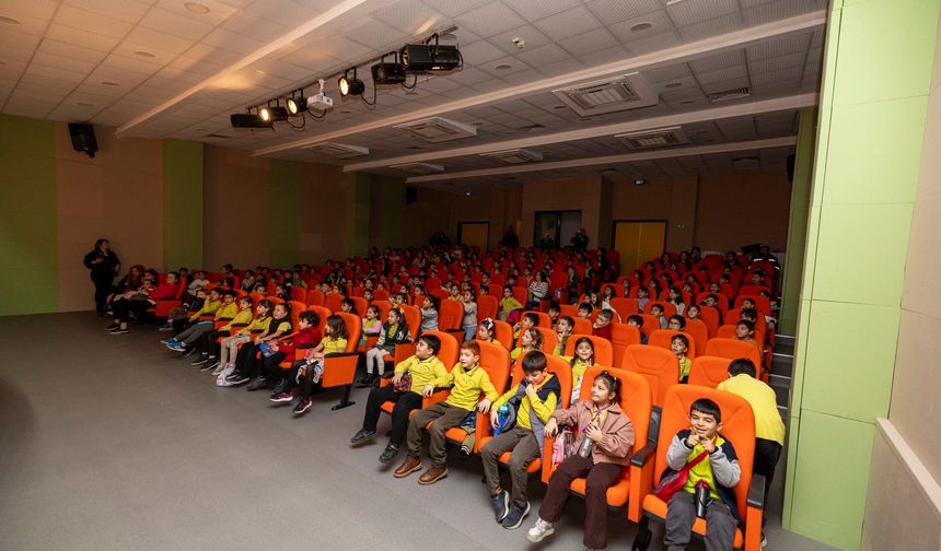 Mersin’de tiyatro ve gezici kütüphane etkinliği