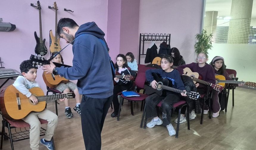 Pursaklar’da her yaşa uygun müzik eğitimi veriliyor
