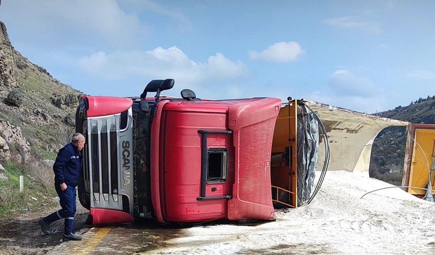 Sincan’da kontrolden çıkan tır devrildi
