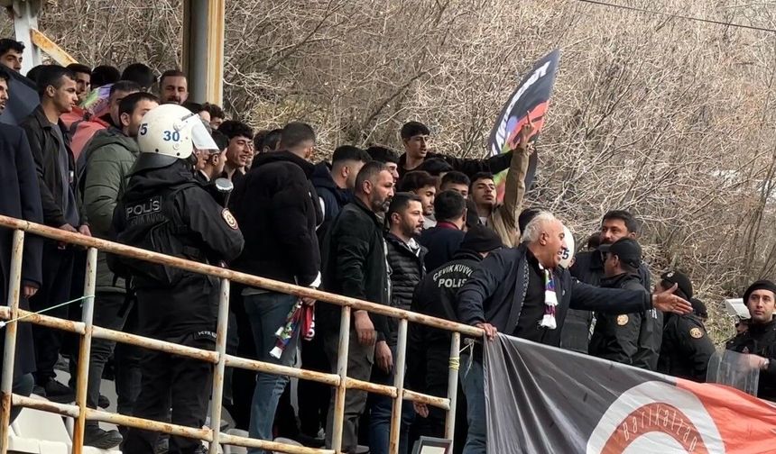 Yüksekova–Fenerbahçe maçında gerginlik: Tribünler karıştı