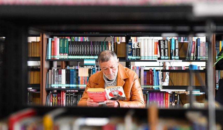 71 yaşındaki kitap tutkunu Altındağ’da ilham oluyor
