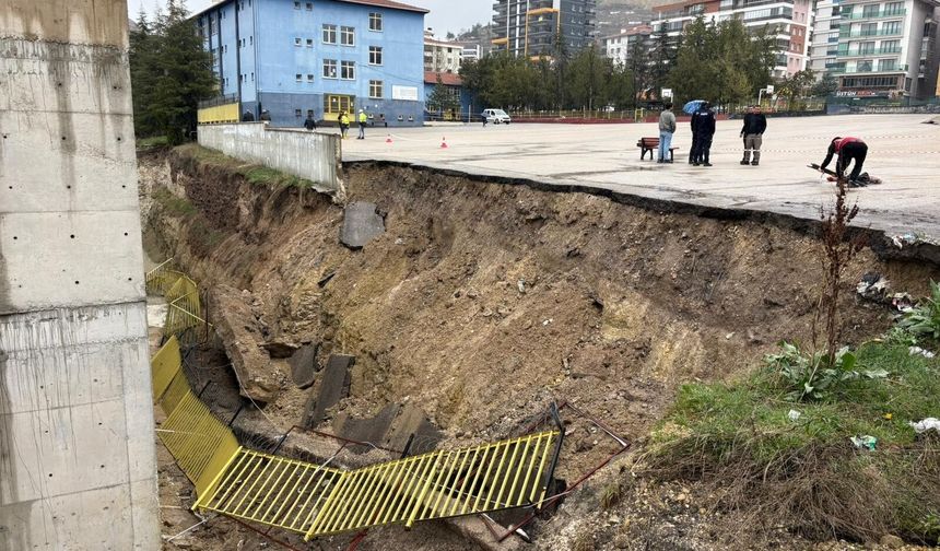 Ankara Yenimahalle’de sağanak yağıştan okulun duvarı çöktü