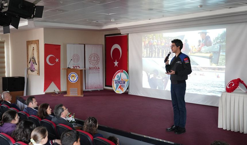 Türkiye’nin ikinci astronotu öğrencilerle bir arada