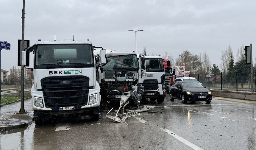 Ankara Çubuk'ta üç beton mikseri birbirine girdi