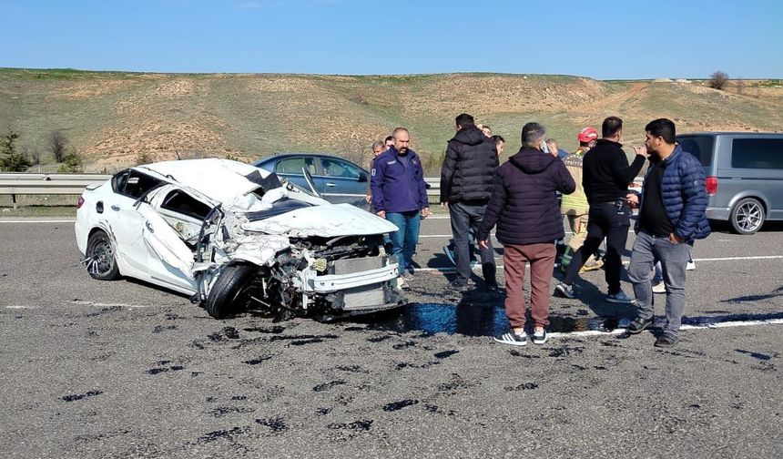 Çankaya’da feci kaza: Otomobil tıra çarptı