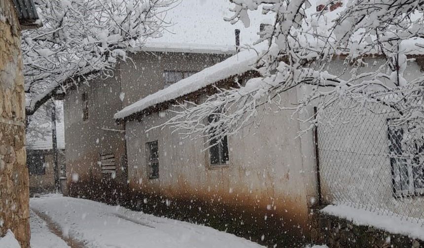 Denizli’de bahar ortasında kar sürprizi