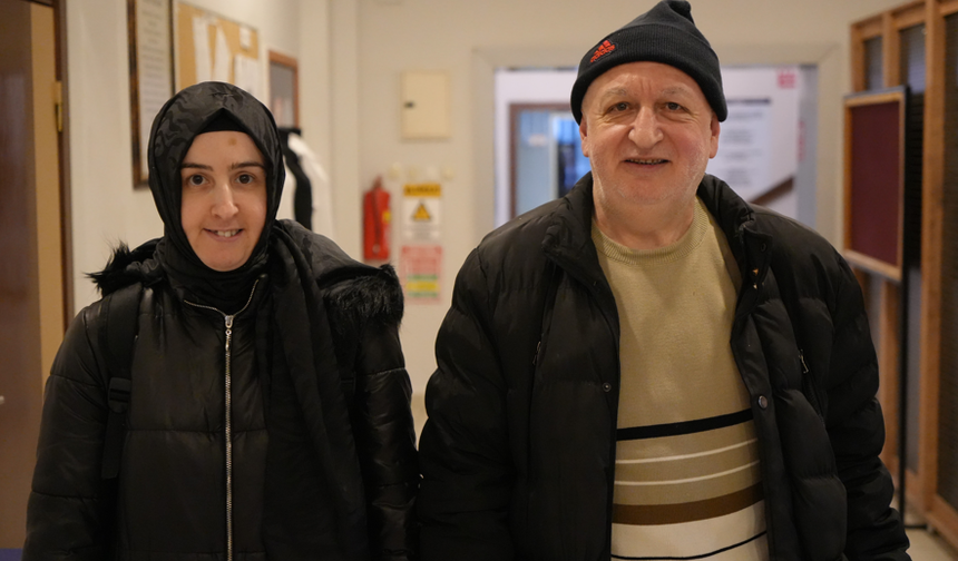 Samsun’da baba-kız aynı sınıfta okuma yazma öğreniyor