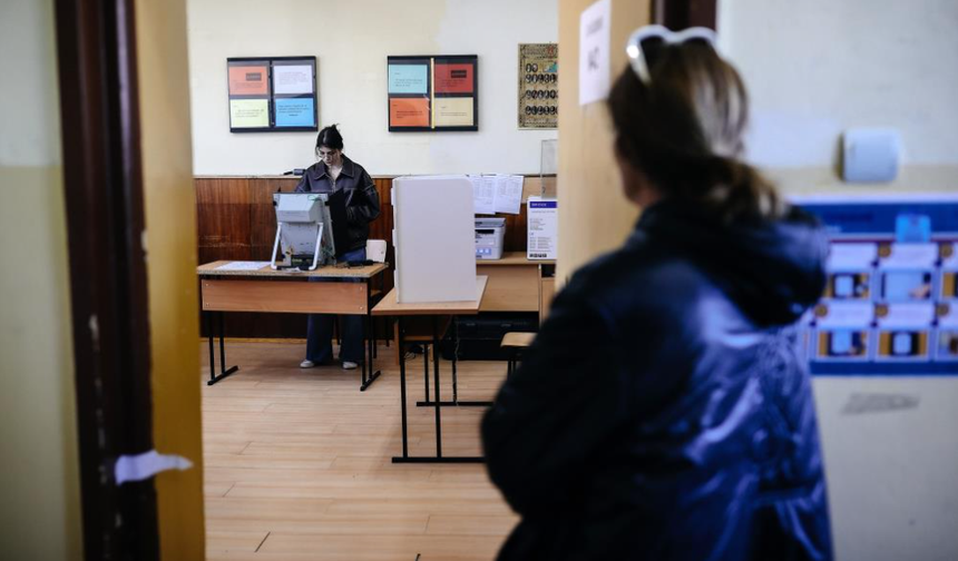 Bulgaristan’da sandıktan Radev’in partisi birinci çıktı