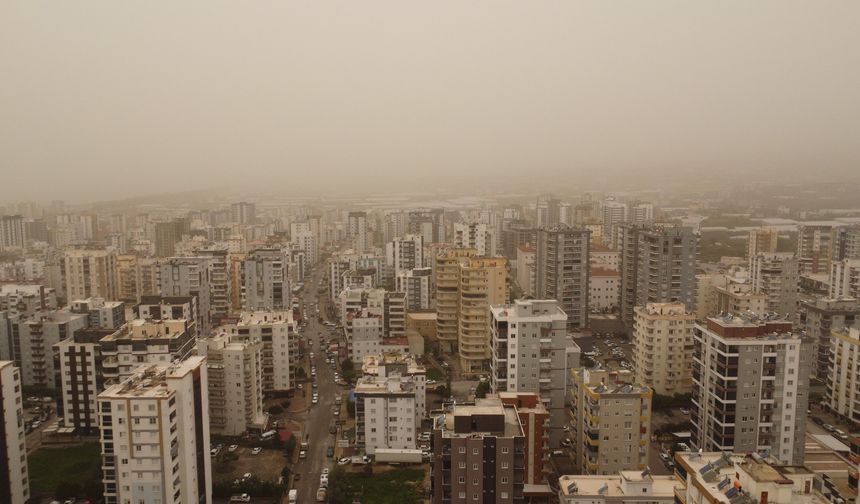 Mersin’de toz fırtınası gökyüzünü kızıla bürüdü