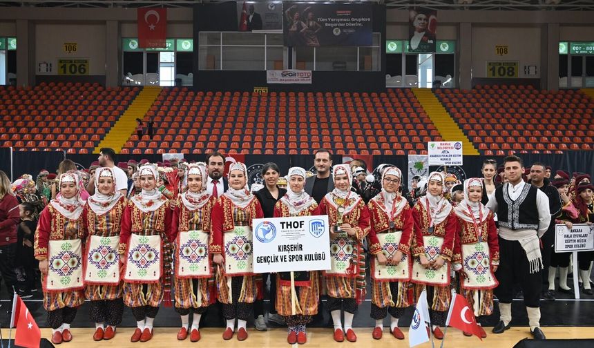 Mamak’ta halk oyunları yarışmasında 21 takım sahne aldı