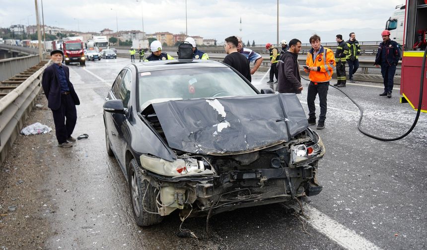 Kocaeli geçişinde 7 araç birbirine girdi