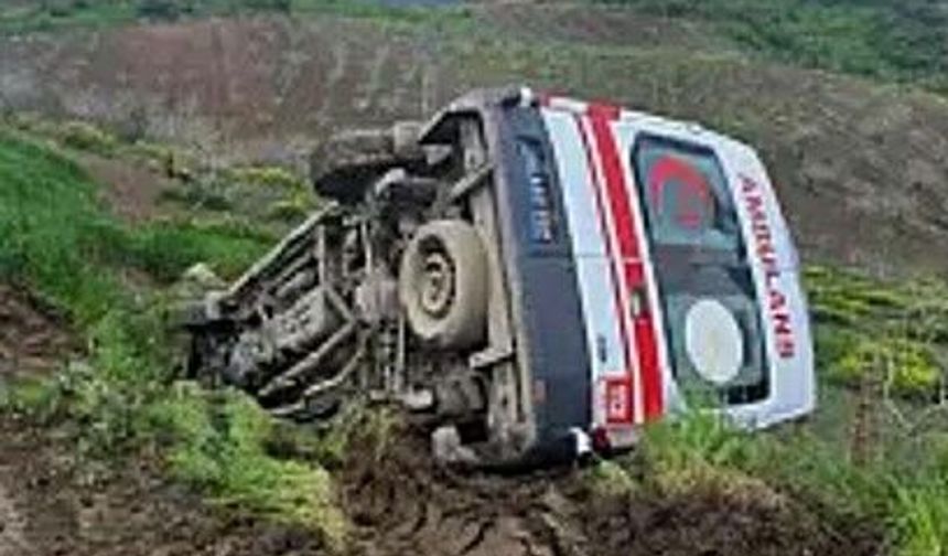 Hasta almaya giden ambulans devrildi: 3 kişi yaralandı
