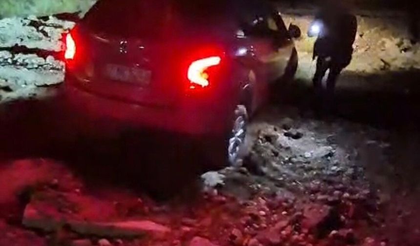 Manavgat'ta kapalı yolda araçlar çukurlara düştü