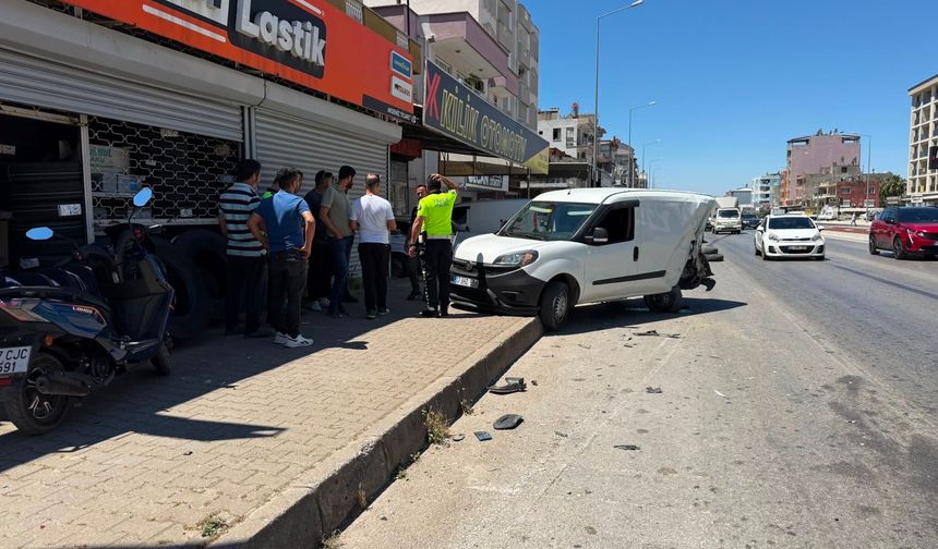 Lastiği patlayan kamyonet park halindeki araca çarptı