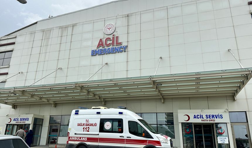 Savrulan motosiklet halk otobüsünün altına girdi