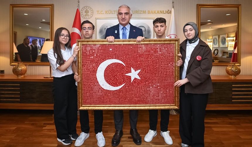 Genç sanatçılardan 19 Mayıs’a özel Türk Bayrağı