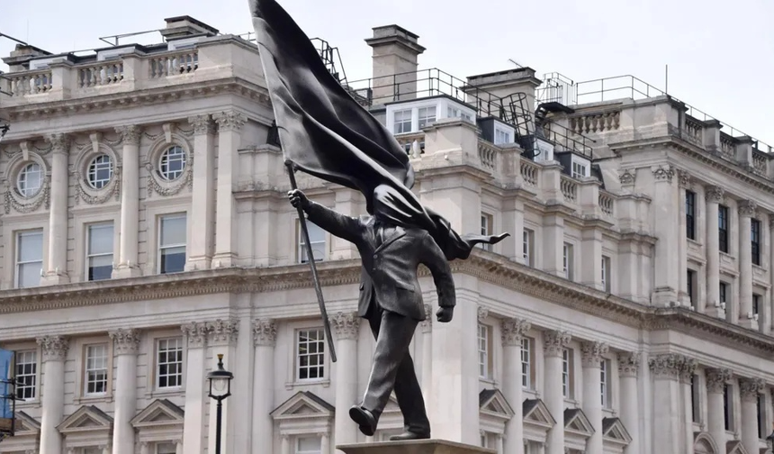 Banksy’den Londra’da körleşme göndermeli heykel