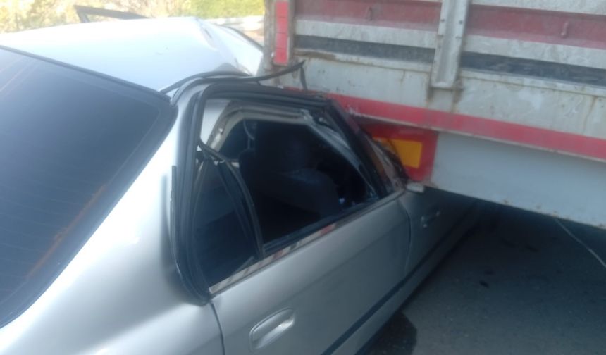 Beypazarı’nda otomobil tıra çarptı: 4 yaralı