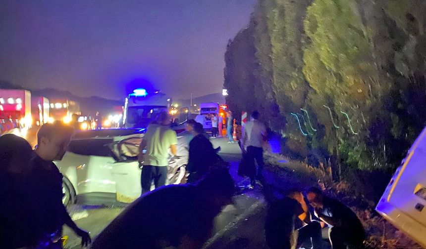 Mamak’ta servis aracı devrildi: 8 yaralı