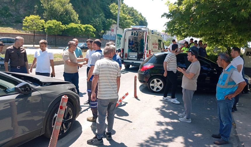 Zonguldak’ta zincirleme kaza: Araç cami bahçesine girdi
