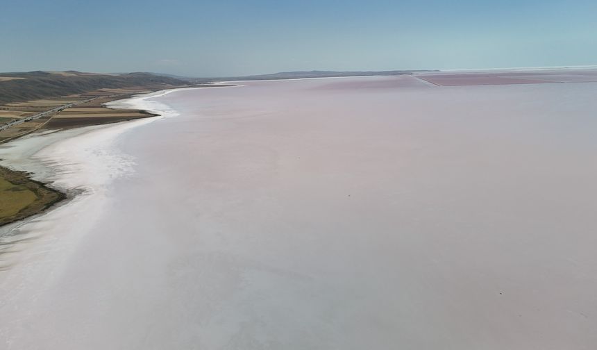 Tuz Gölü pembe görüntüsüyle göz kamaştırdı