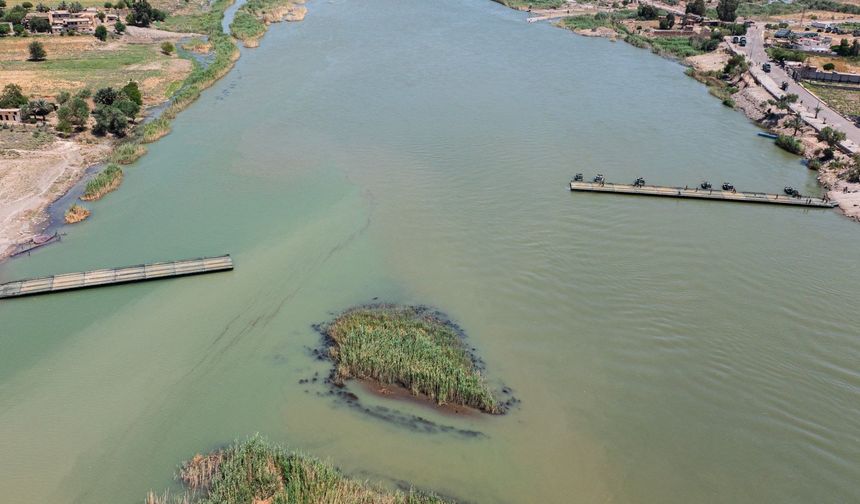 Türkiye ve Suriye’den Fırat Nehri'ne yüzer köprü