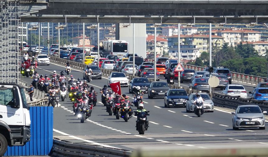 Taksim’den Şehitler Köprüsü’ne 15 Temmuz korteji