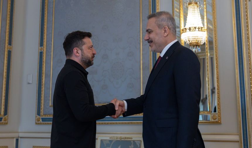 Zelenskiy’den Hakan Fidan’a liyakat nişanı