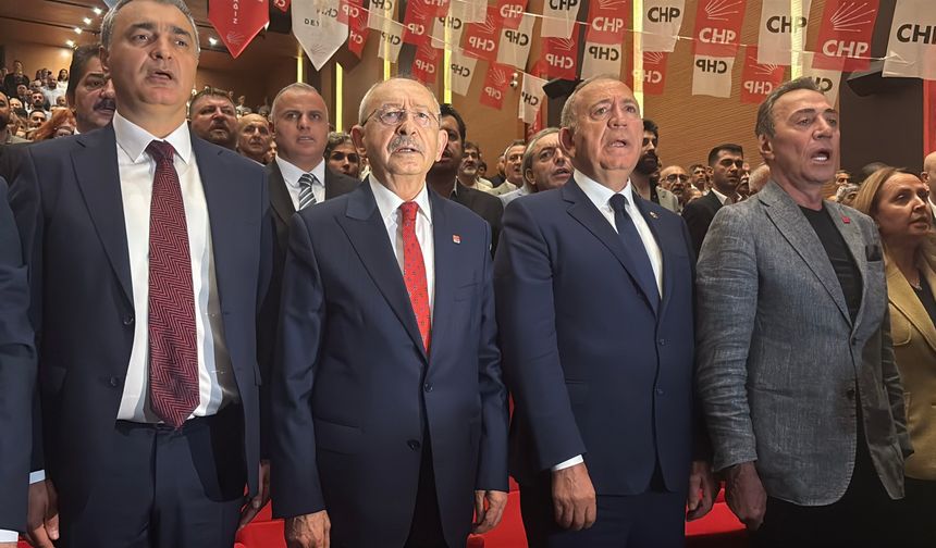 CHP’nin rozet töreninde “ücretli figüran” tartışması