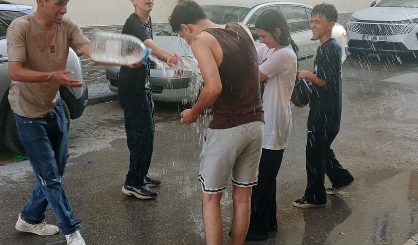 Eskişehir'de sıcağa karşı su savaşı! Gençlerin eğlencesi renkli görüntüler oluşturdu