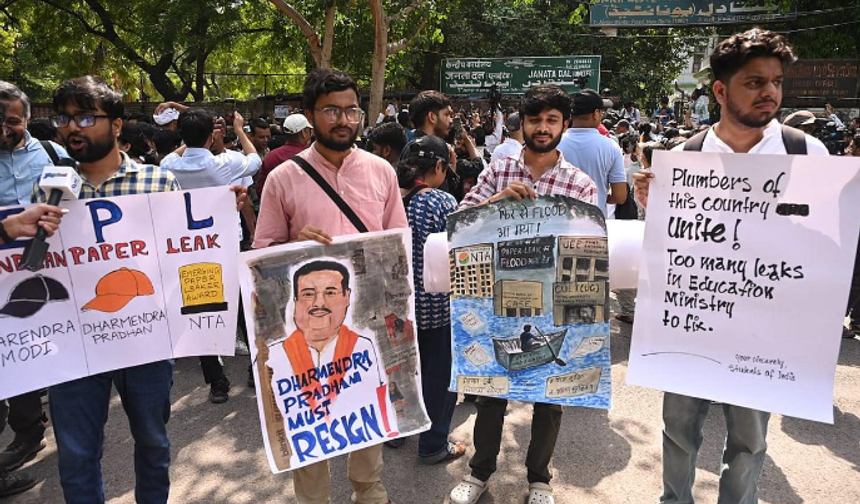 Hindistan’da gençlerin protestosu istifa getirdi