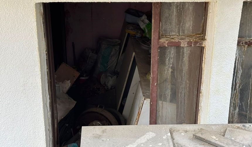 Mamak'ta çöp eve dönen daireden bir kamyon çöp çıkarıldı