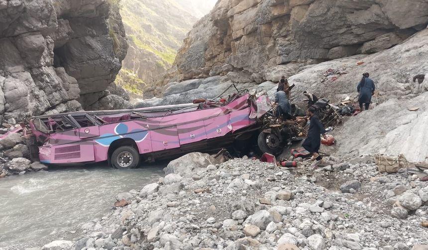 Pakistan'da otobüs çukura düştü: 40 ölü