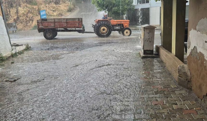 Tekirdağ’da kuvvetli yağış caddeleri göle çevirdi