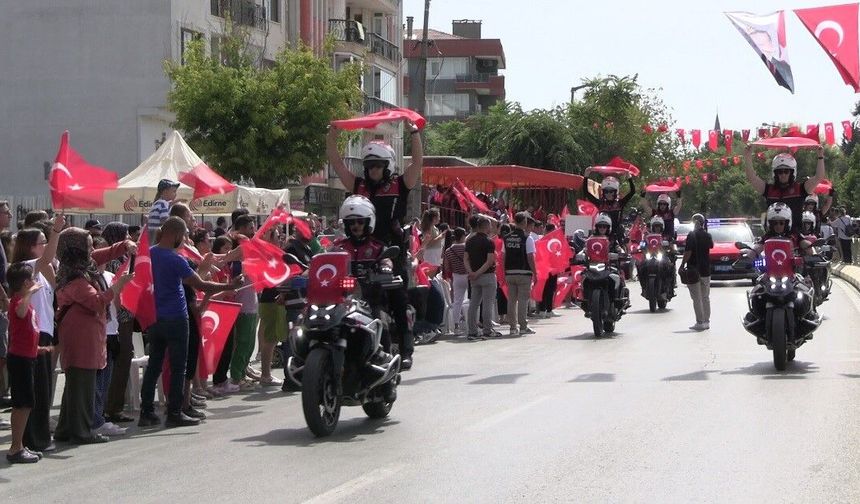 Mehmetçiğin geçişi Edirne’de büyük alkış aldı