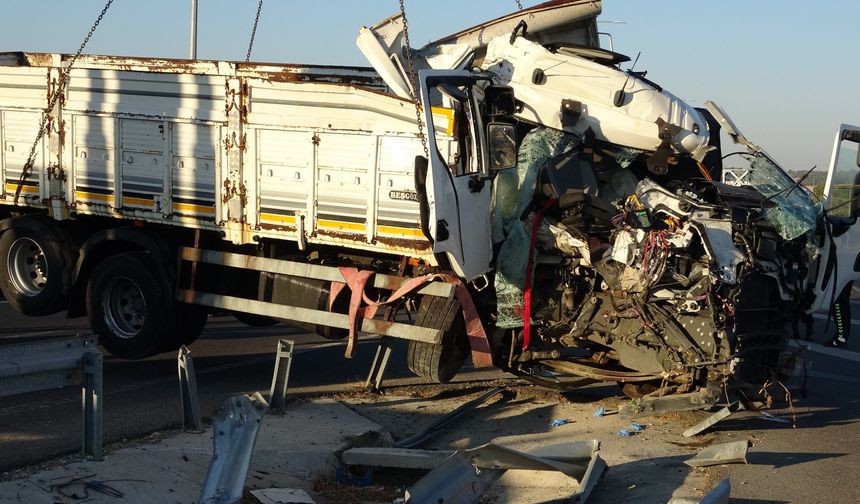 Çanakkale'de bariyerlere çarpan kamyon paramparça oldu
