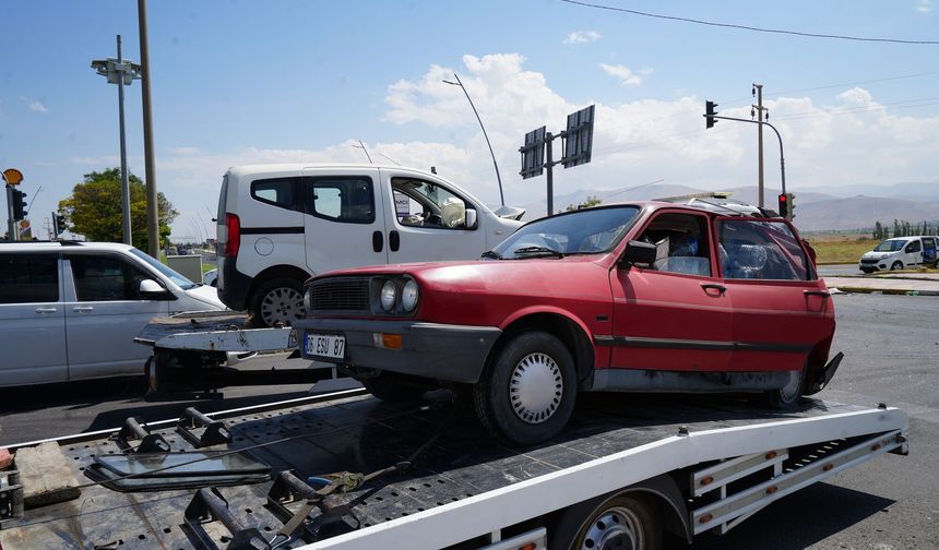 Niğde-Bor yolunda hafif ticari araç ile otomobil çarpıştı: 3 yaralı