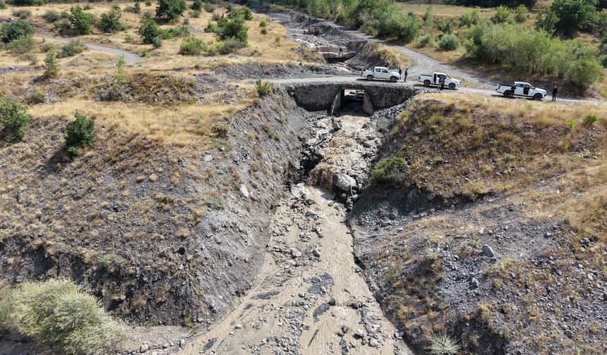 Tunceli’de sağanak yağış köy yollarını vurdu