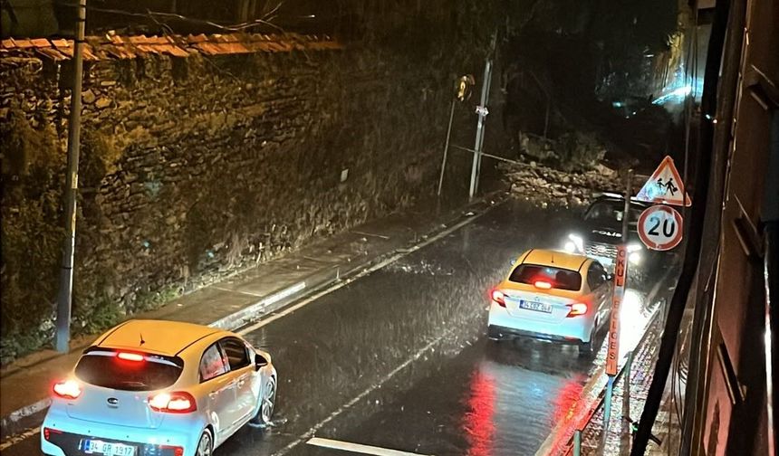 İstanbul'da sağanak hayatı felç etti: Araçlar sürüklendi