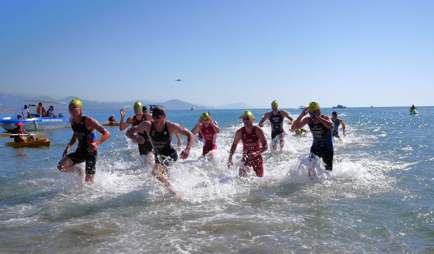 Alanya Triatlonu rekor katılımla başladı