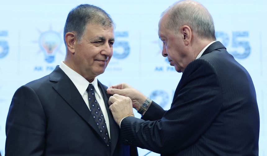 Cemil Tugay AK Parti’ye katıldı, rozetini Erdoğan taktı