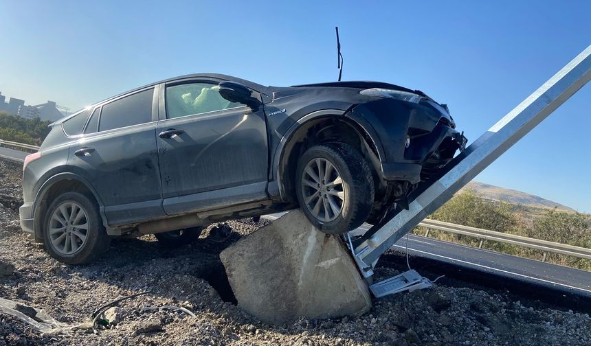 Elmadağ’da otomobil direğe çarptı: 2 yaralı