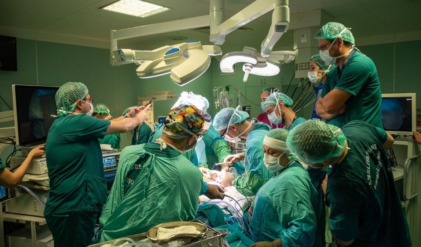 Hacettepe’de 24 saatte iki bebeğe anne karnında ameliyat