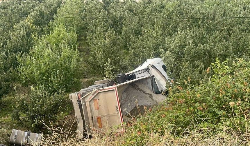Isparta'da kontrolden çıkan tır bahçeye devrildi: 1 ölü