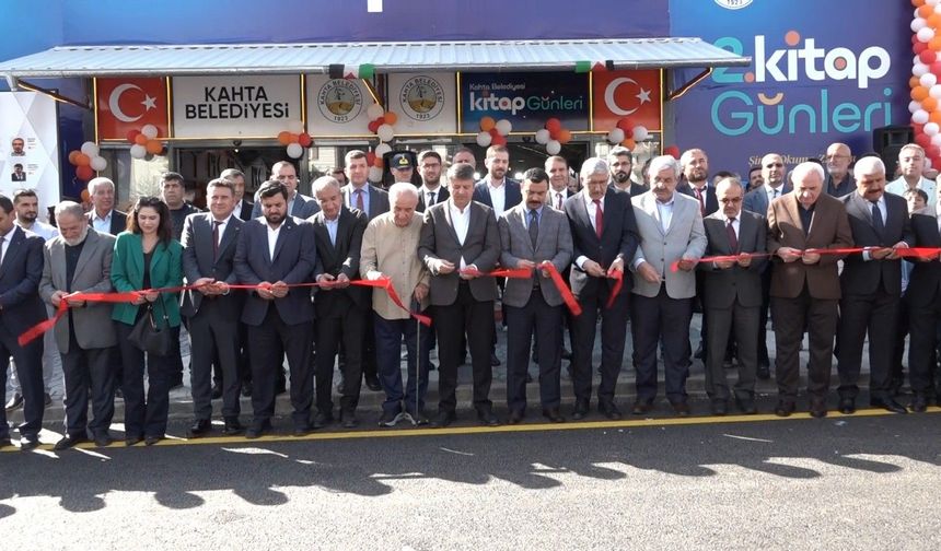 Kahta’da kitap şöleni başladı: Binlerce öğrenci fuara akın etti